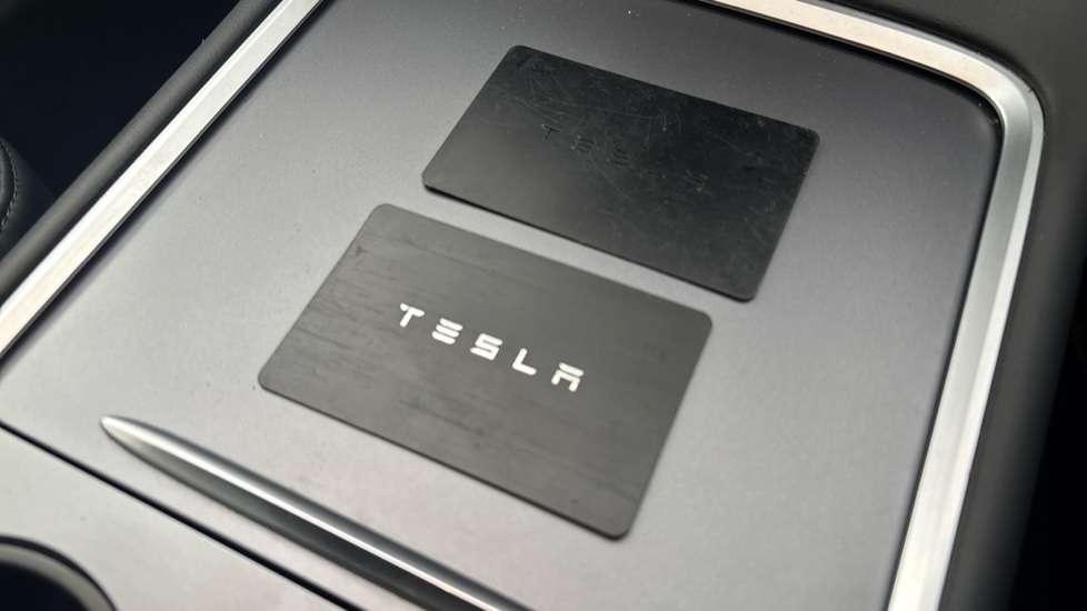 TESLA MODEL Y 2 keys