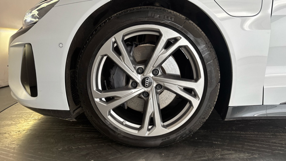 AUDI E-TRON GT Image 17