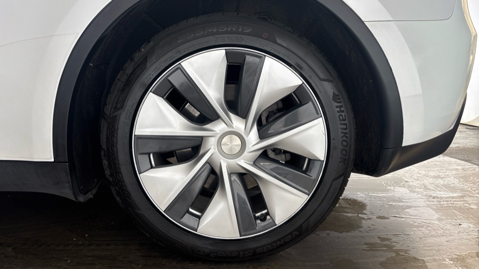 TESLA MODEL Y Image 18
