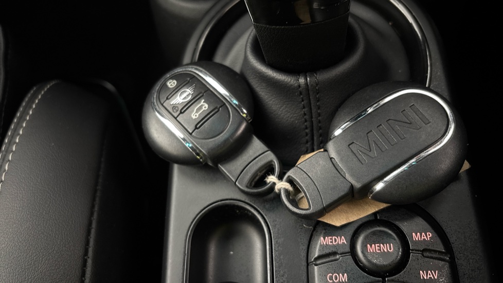 MINI HATCHBACK two keys