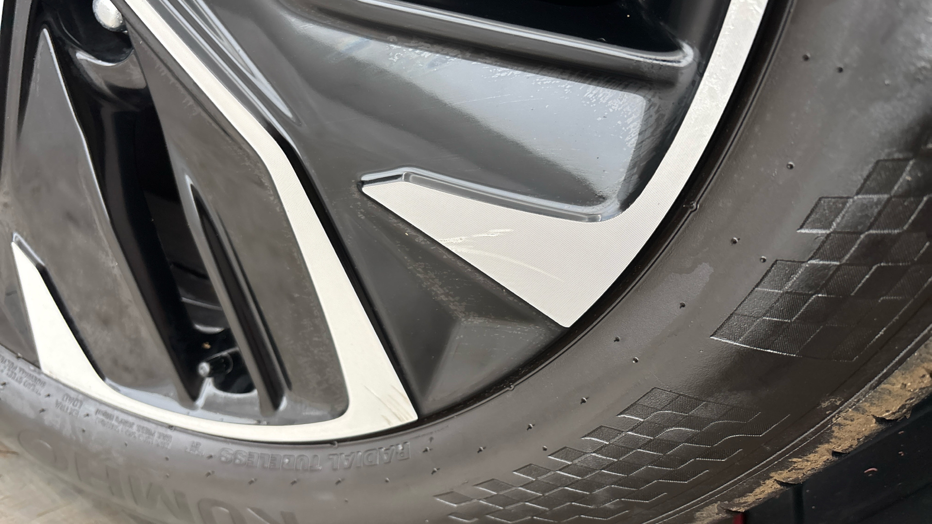 4027743 166kW GT Line 77.4kWh 5dr Auto