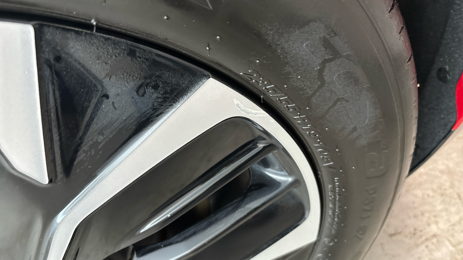 4027743 166kW GT Line 77.4kWh 5dr Auto