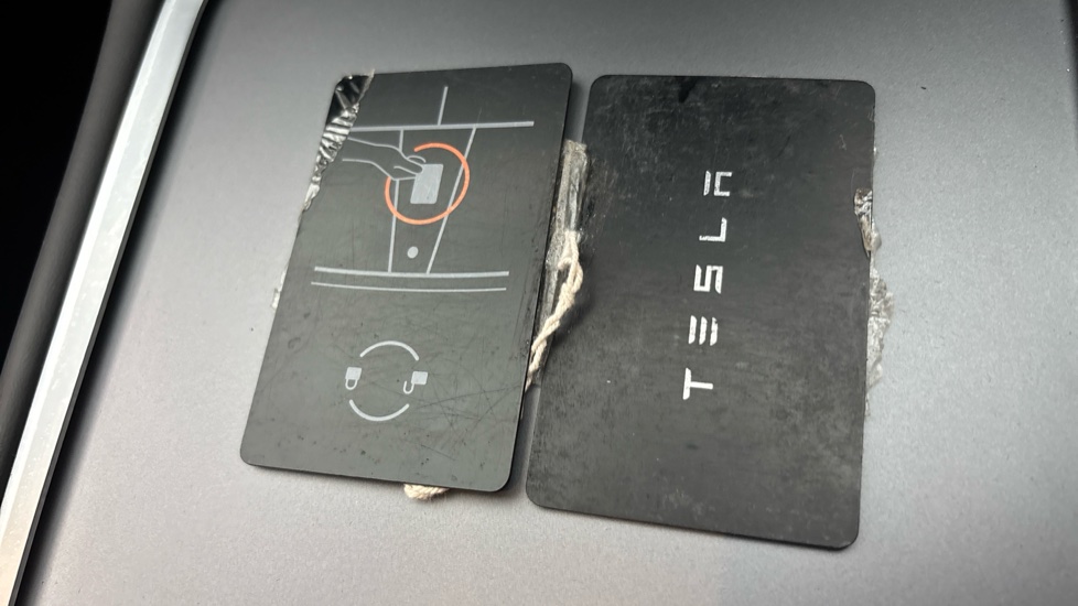 TESLA MODEL Y 2 keys