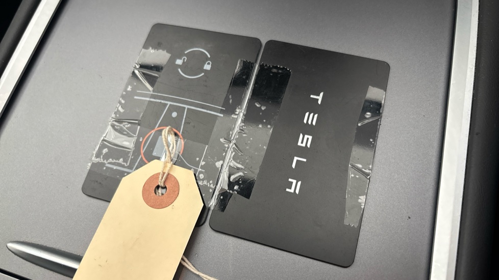 TESLA MODEL Y 2 keys
