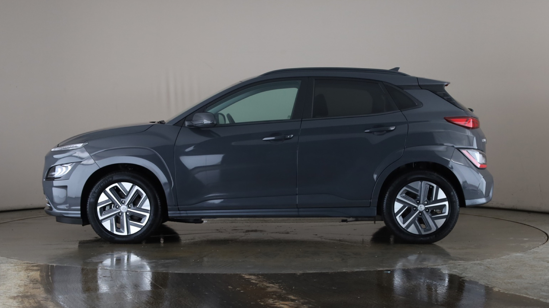 4058252 150kW Premium 64kWh 5dr Auto