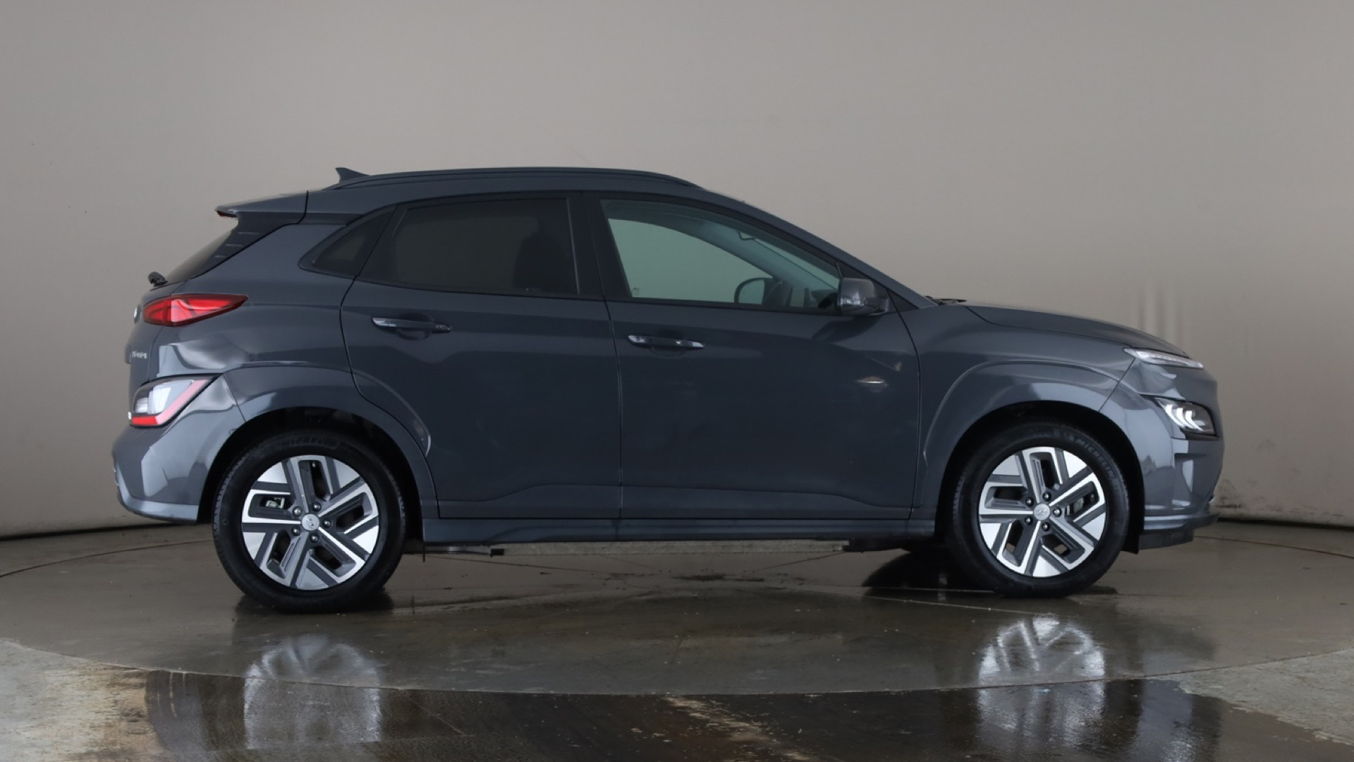 4058252 150kW Premium 64kWh 5dr Auto