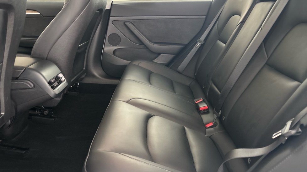 TESLA MODEL 3 Image 14