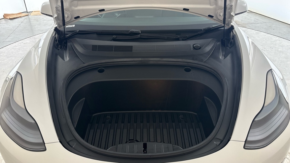 TESLA MODEL 3 Image 16