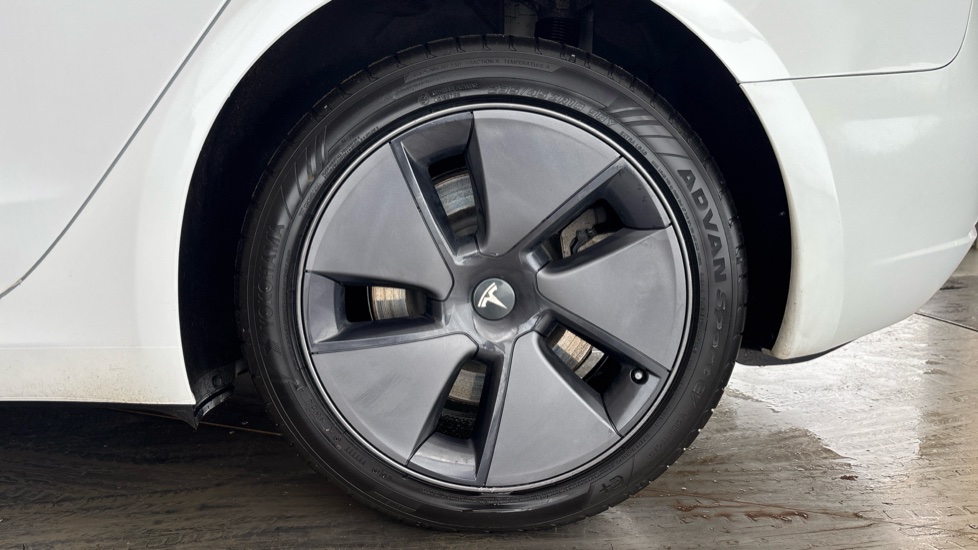TESLA MODEL 3 Image 18