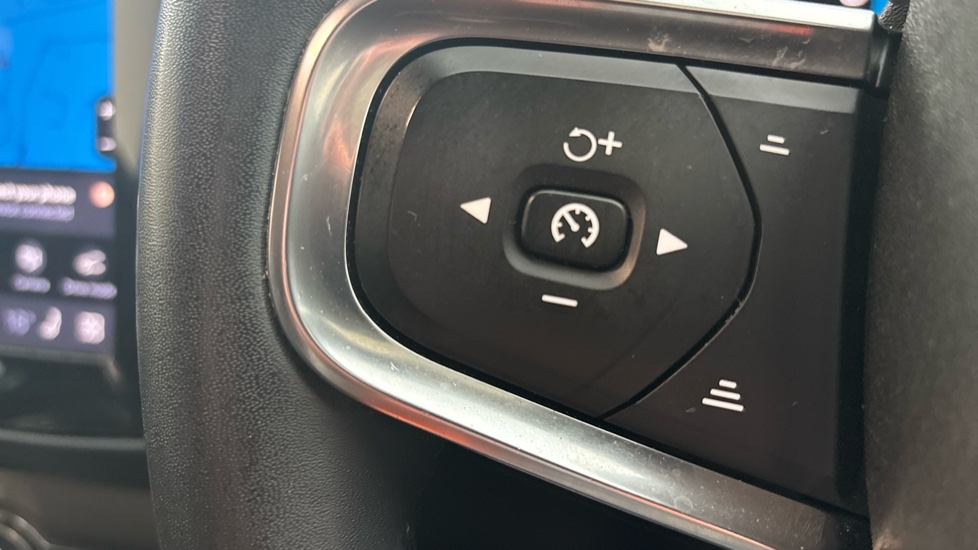 VOLVO XC40 cruise control