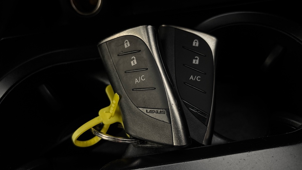 LEXUS UX 2 keys