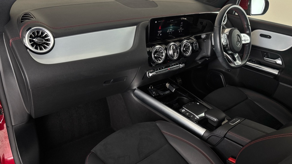 MERCEDES EQA Image 10