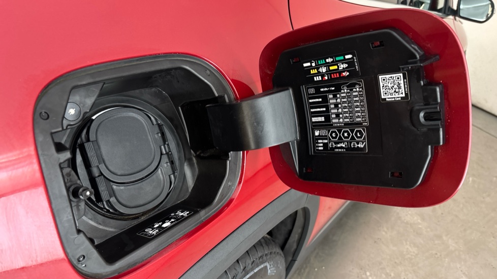 MERCEDES EQA Image 21