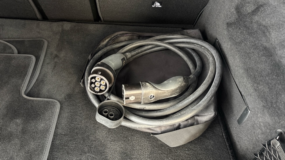 MERCEDES EQA Image 22