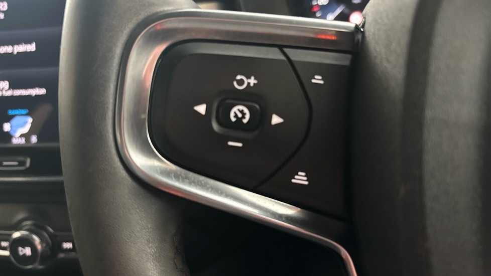 VOLVO XC40 cruise control