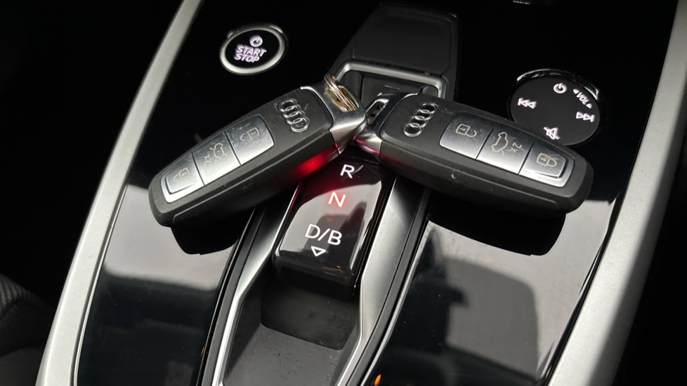 AUDI Q4 2 keys