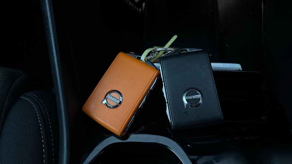 VOLVO XC40 2 keys available
