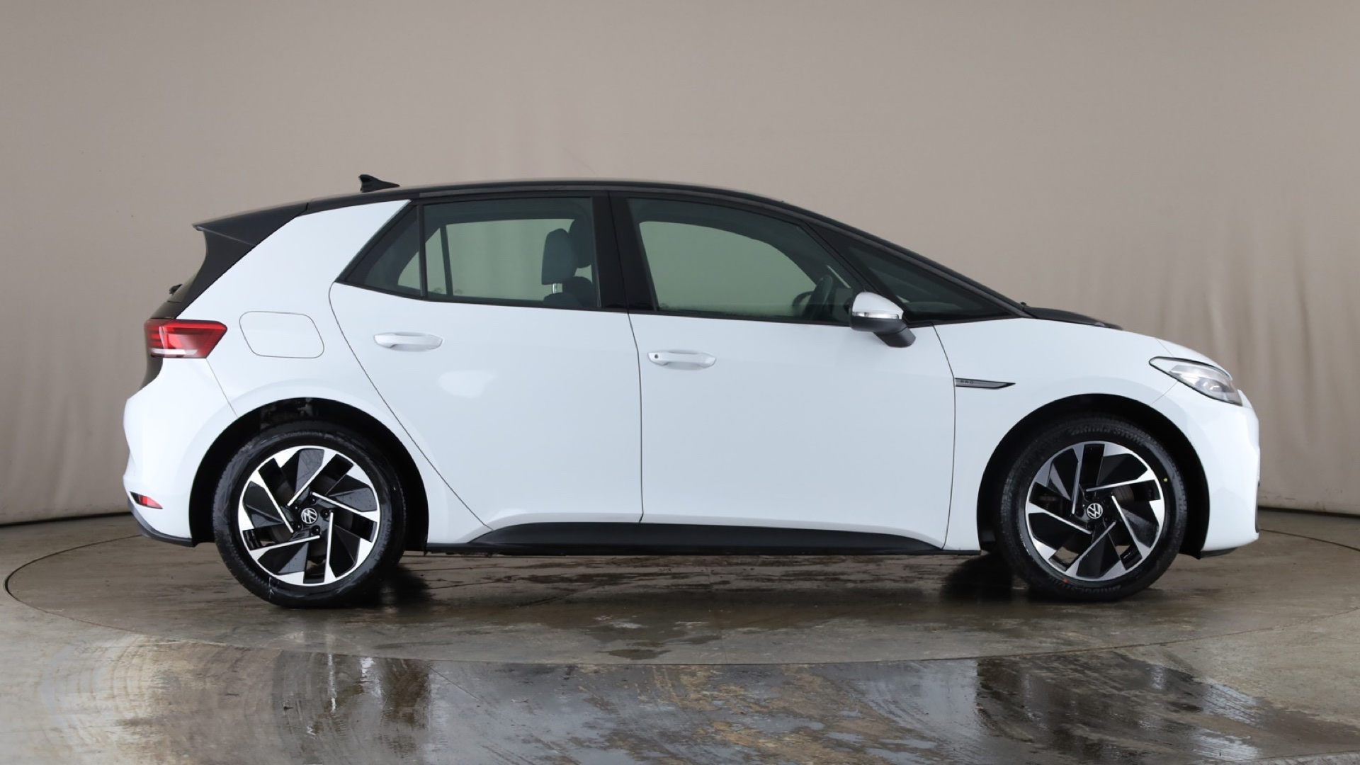 4049546 150kW Life Pro Performance 58kWh 5dr Auto