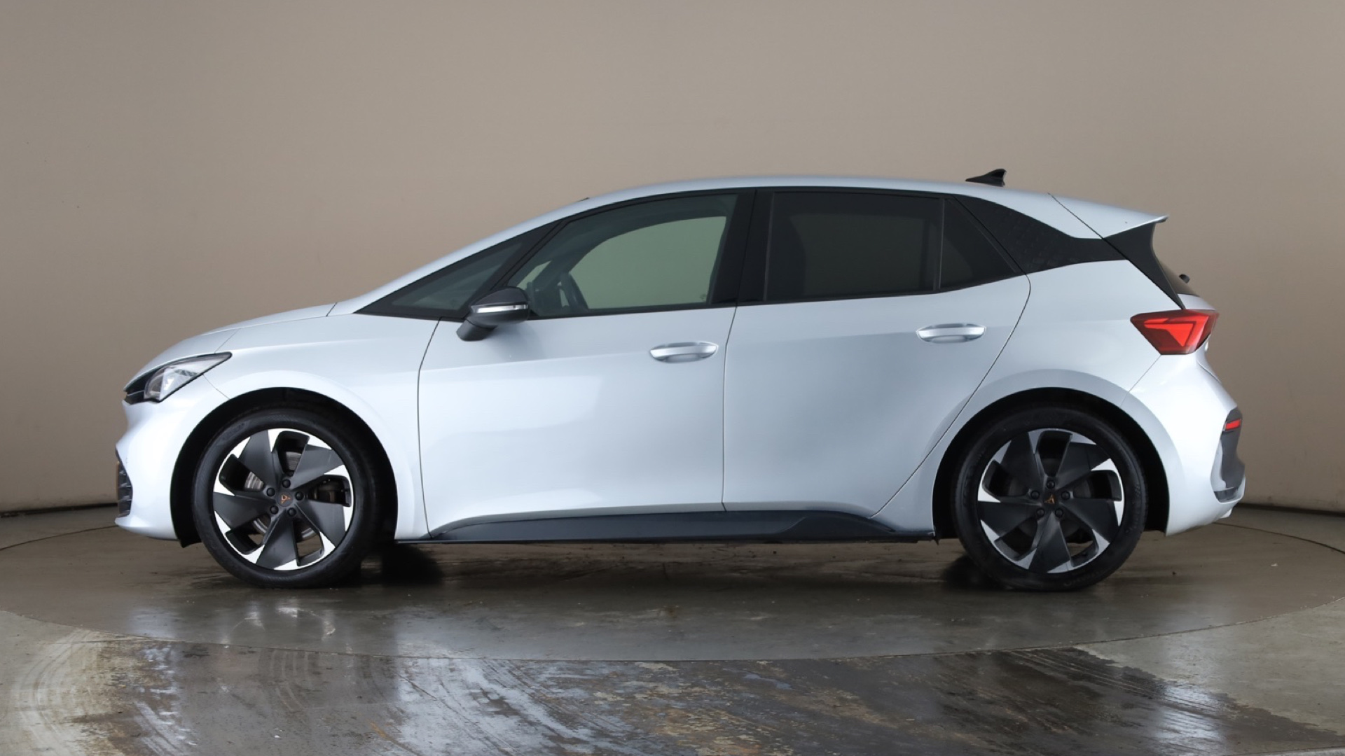 4020859 169kW e-Boost V2 77kWh 5dr Auto