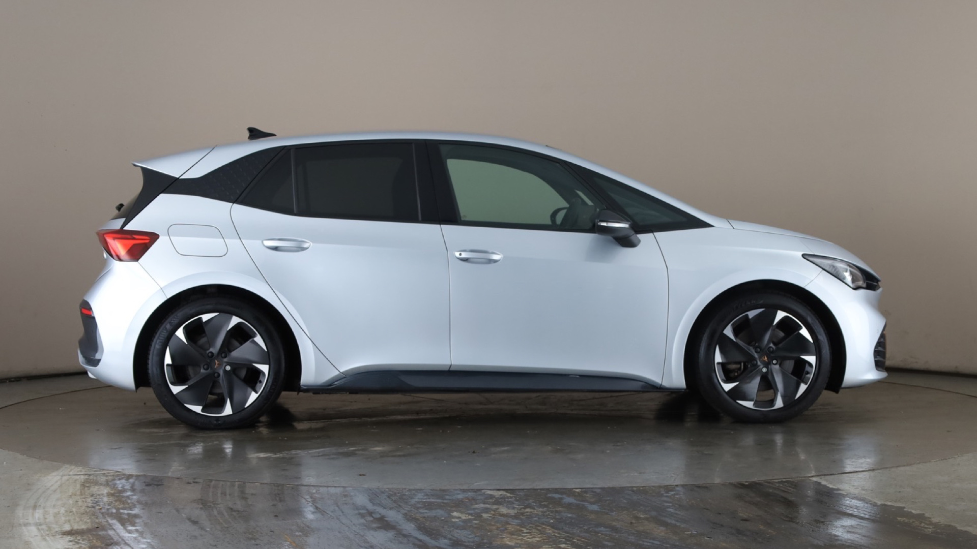 4020859 169kW e-Boost V2 77kWh 5dr Auto