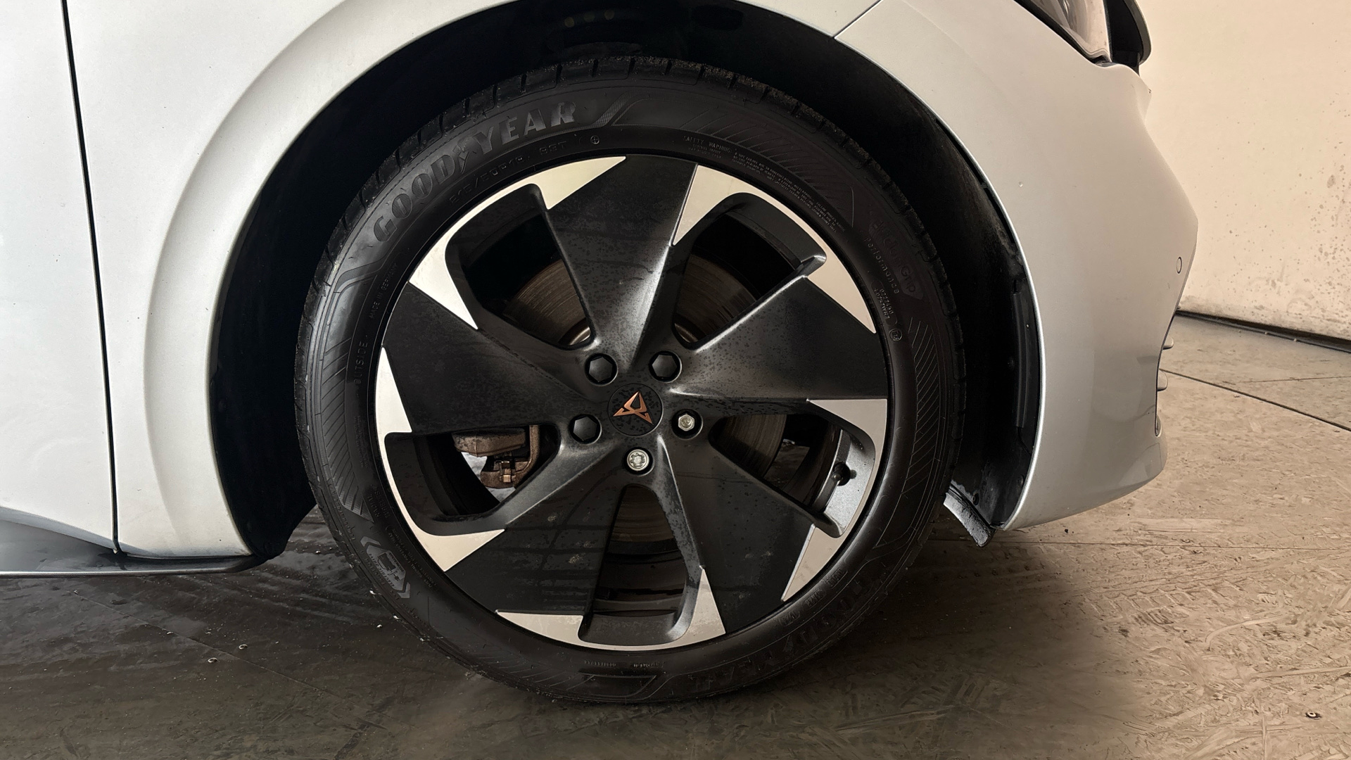 4020859 169kW e-Boost V2 77kWh 5dr Auto