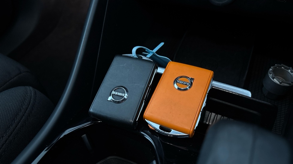 VOLVO XC40 2 keys available