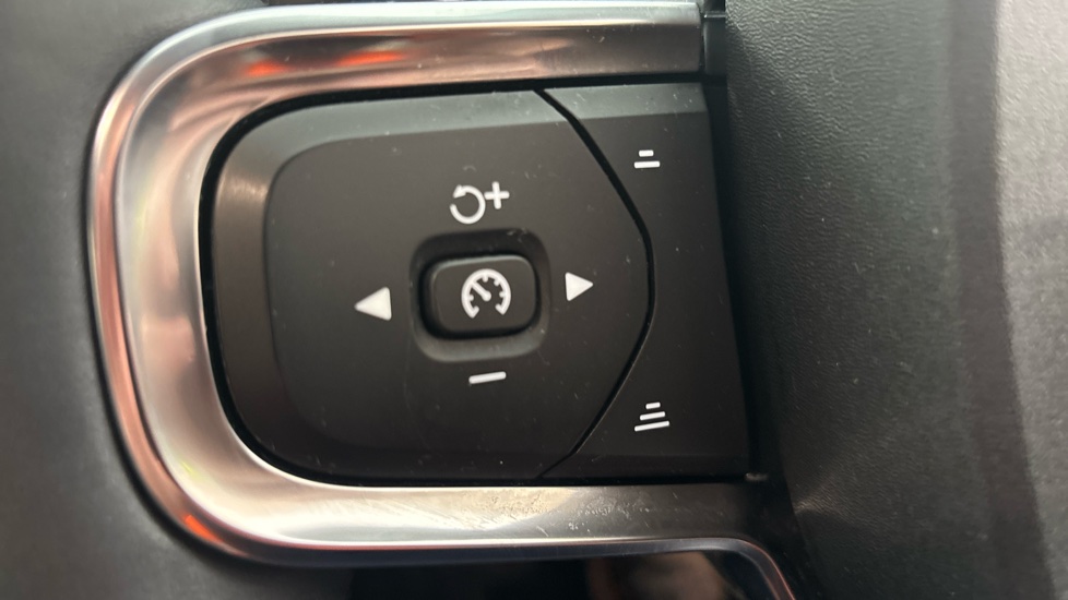 VOLVO XC40 cruise control