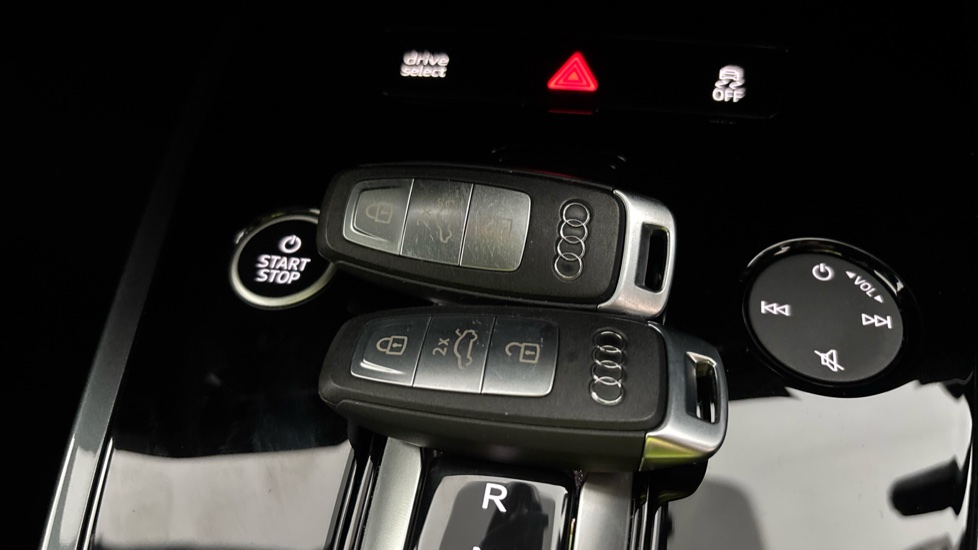 AUDI Q4 2 keys