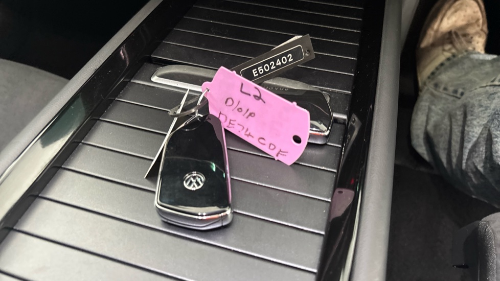 VOLKSWAGEN ID.7 2 keys