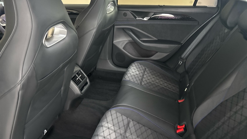 VOLKSWAGEN PASSAT Image 14