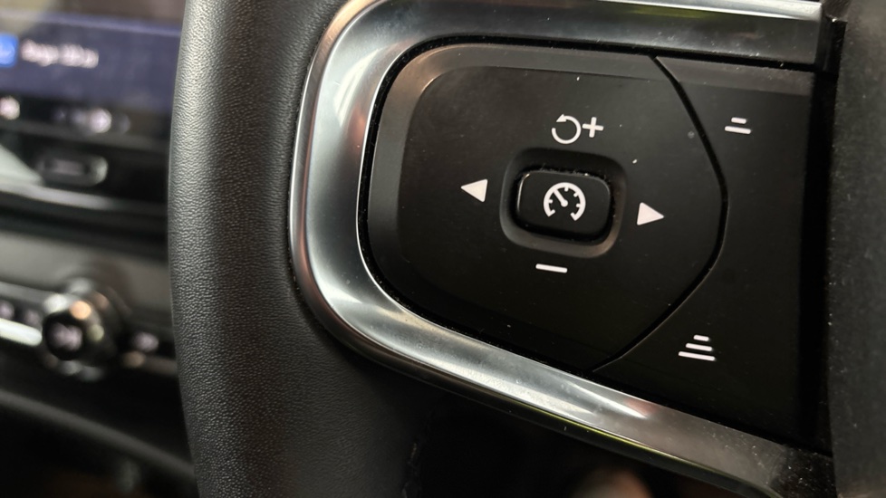 VOLVO XC40 cruise control