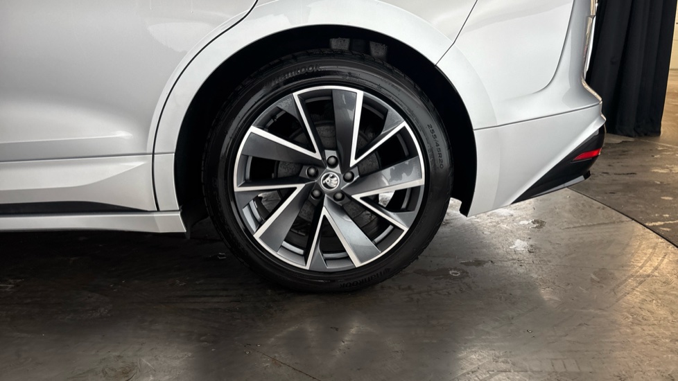 SKODA ENYAQ Image 18