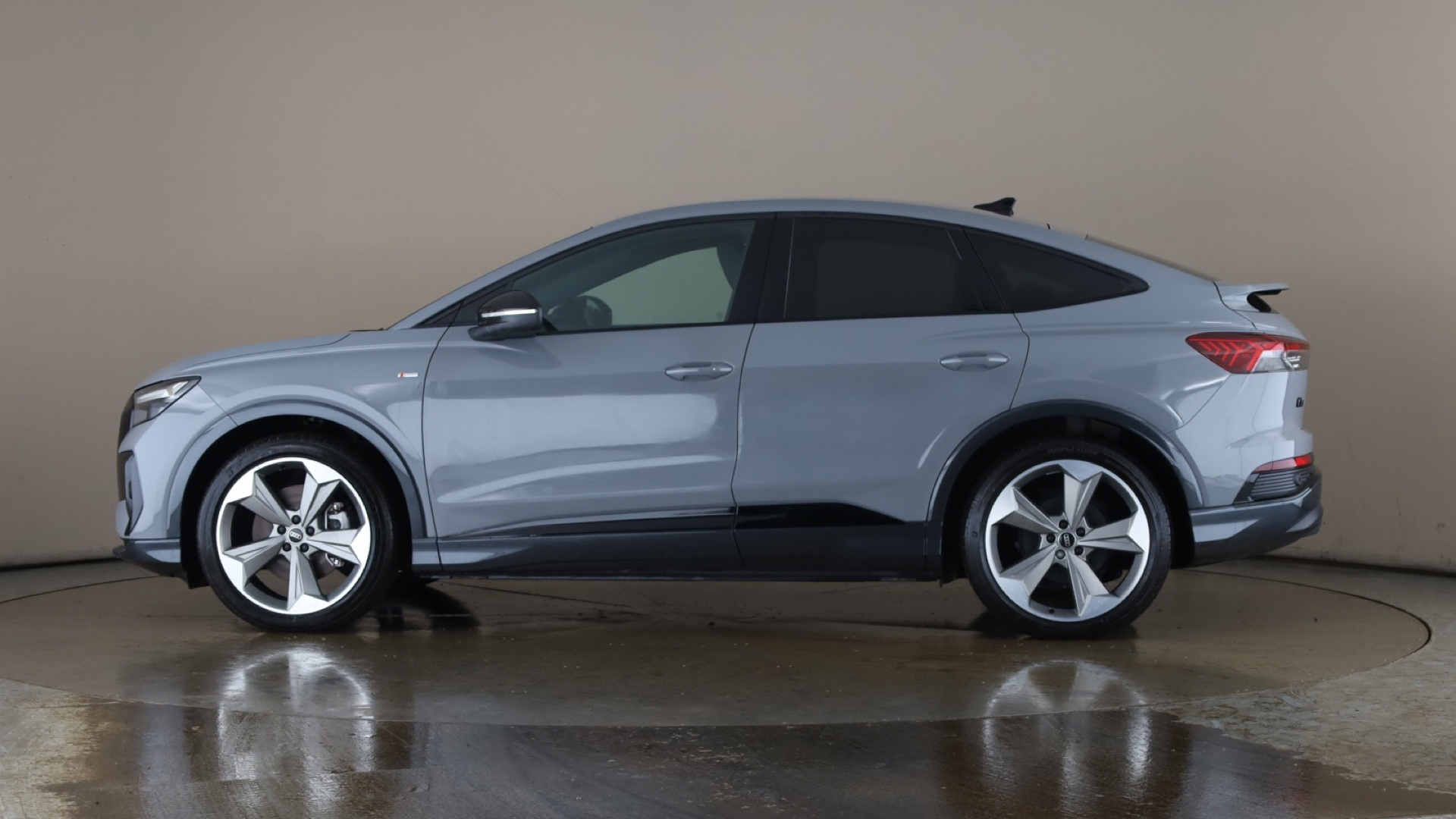 210kW 45 82kWh Black Edition 5dr Auto [2024]