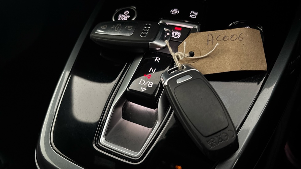 AUDI Q4 2 keys