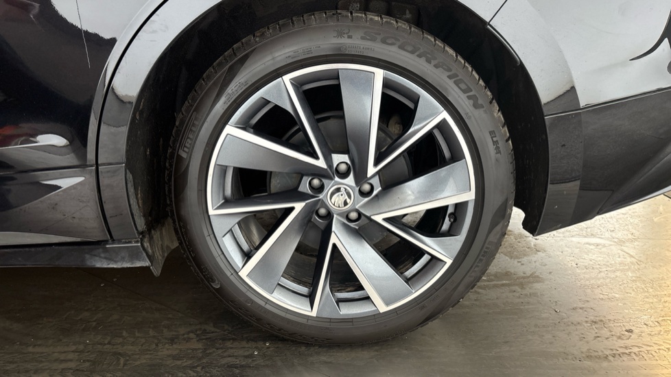 SKODA ENYAQ Image 18
