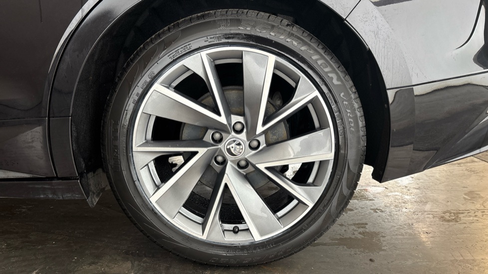 SKODA ENYAQ Image 18