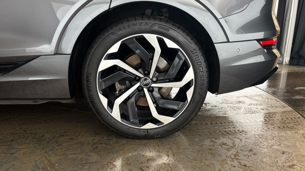 AUDI E-TRON Image 18