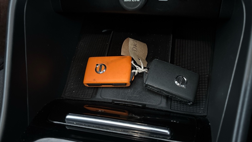 VOLVO C40 2 keys available