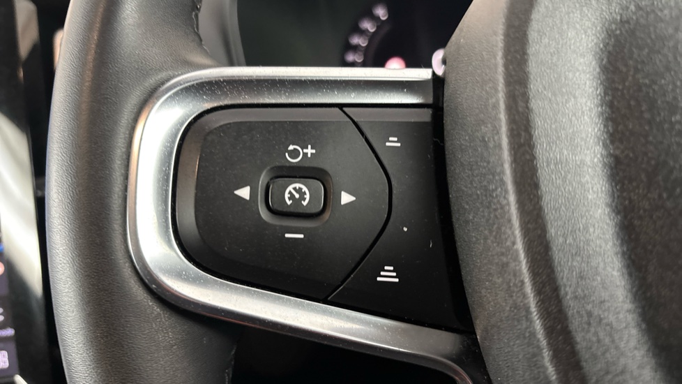 VOLVO C40 Cruise control