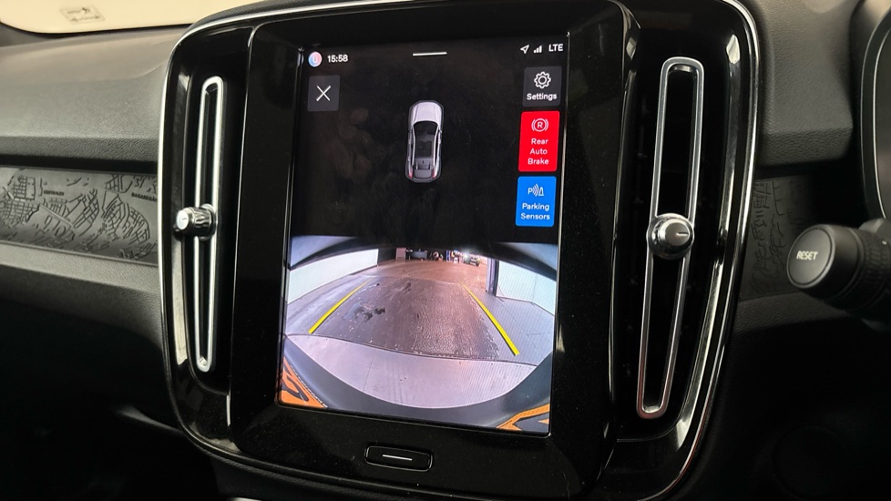 VOLVO C40 Reverse camera
