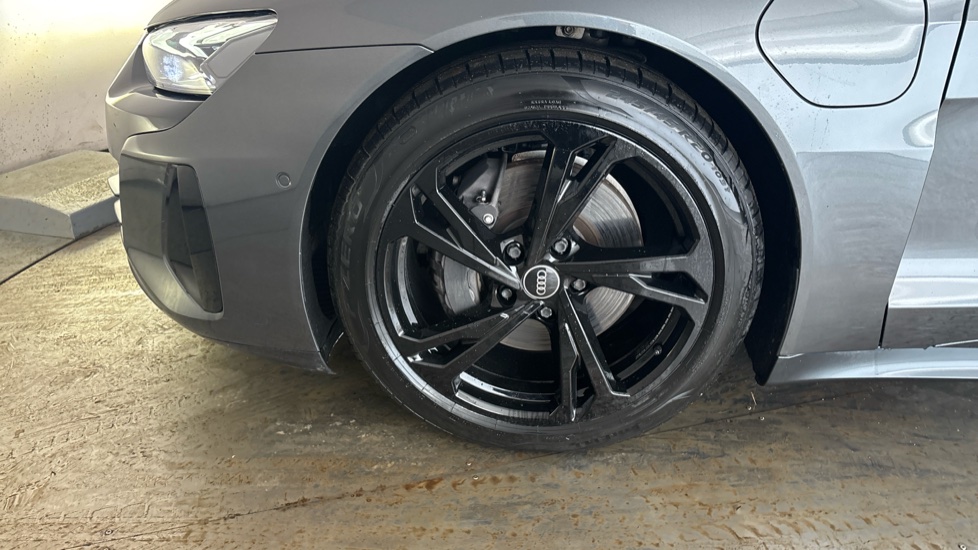 AUDI E-TRON GT Image 17