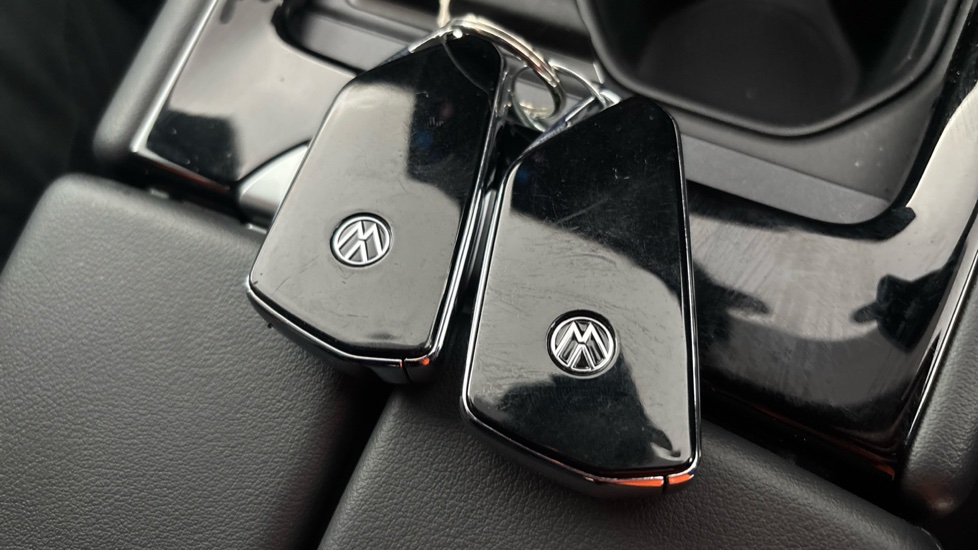 VOLKSWAGEN ID.7 2 keys