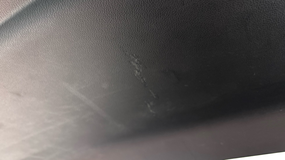 MG MG4 scratches