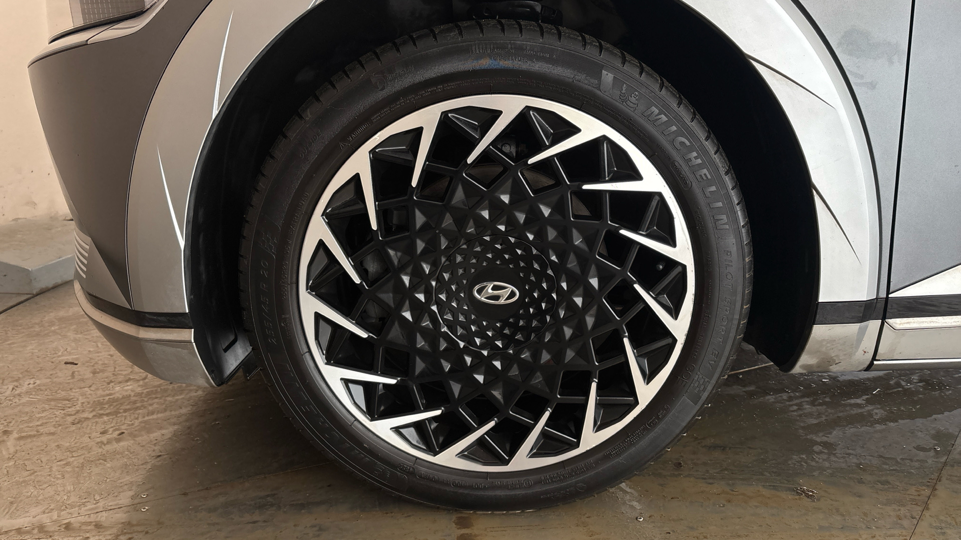 4027764 239kW Ultimate 77 kWh 5dr AWD Auto