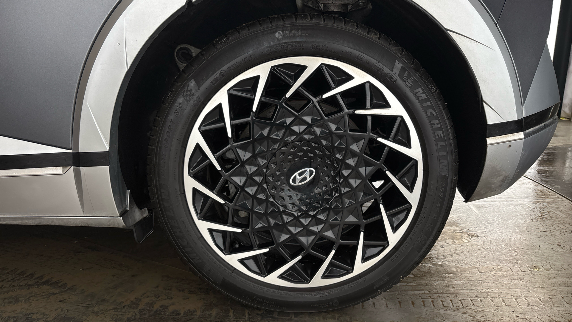 4027764 239kW Ultimate 77 kWh 5dr AWD Auto