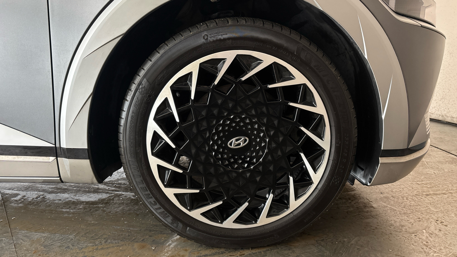 4027764 239kW Ultimate 77 kWh 5dr AWD Auto