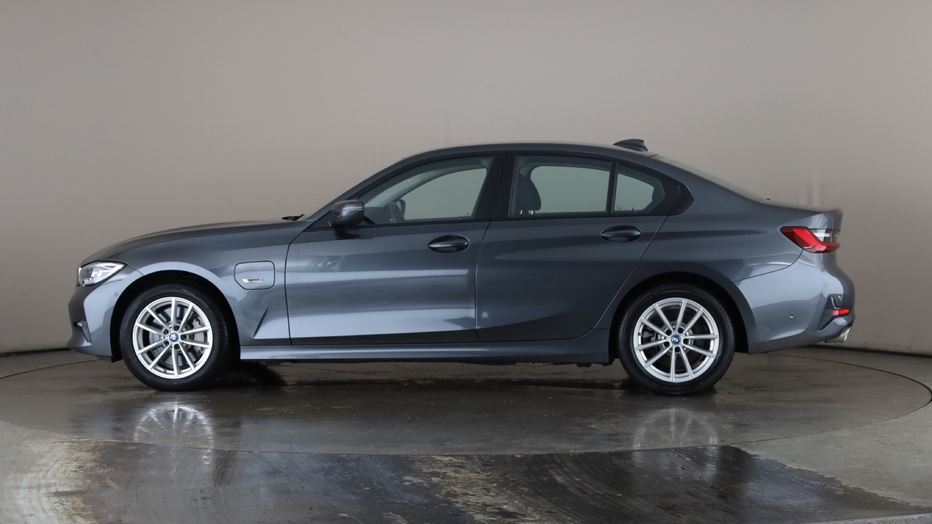 4020839 330e SE Pro 4dr Step Auto