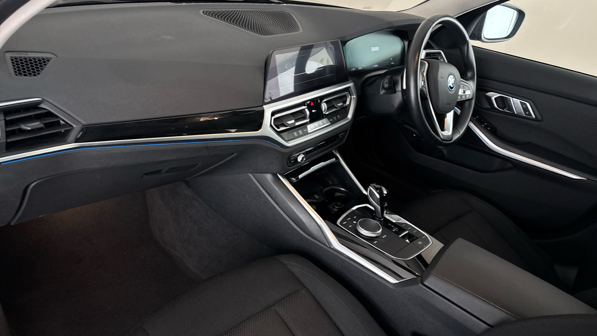 4020839 330e SE Pro 4dr Step Auto