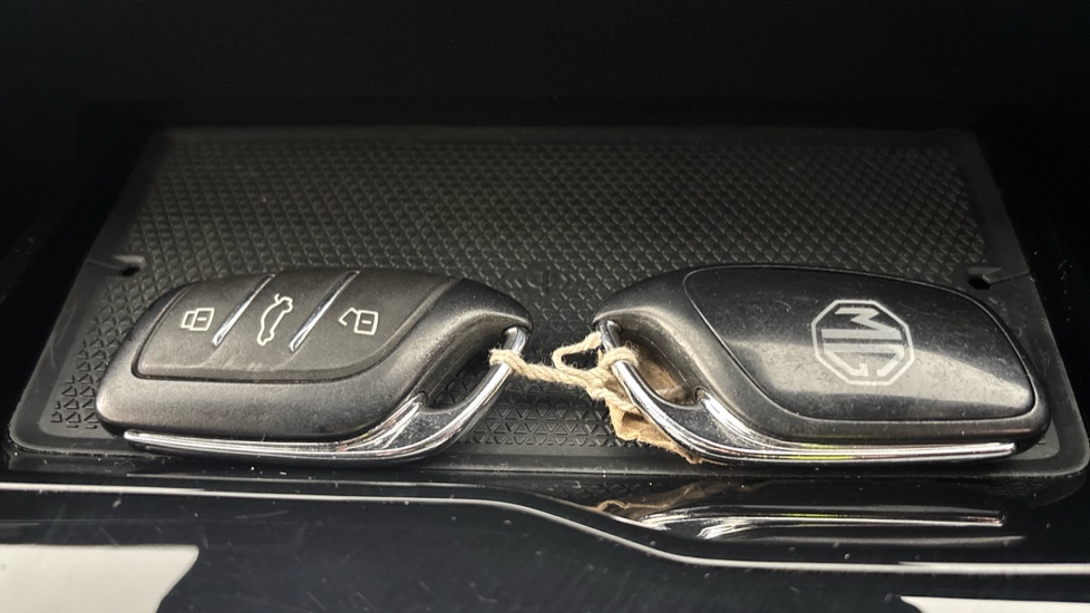 MG MG4 two keys