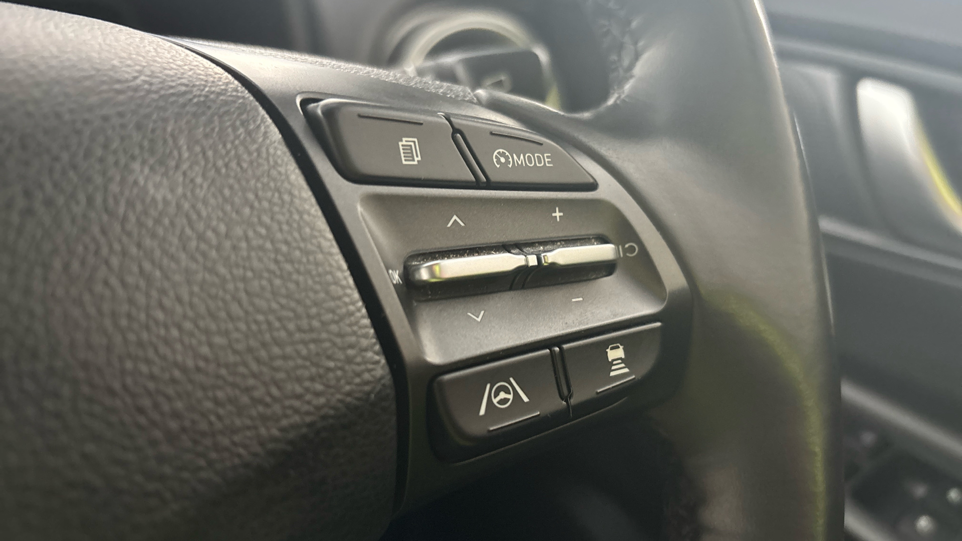 4027566 150kW Premium 64kWh 5dr Auto